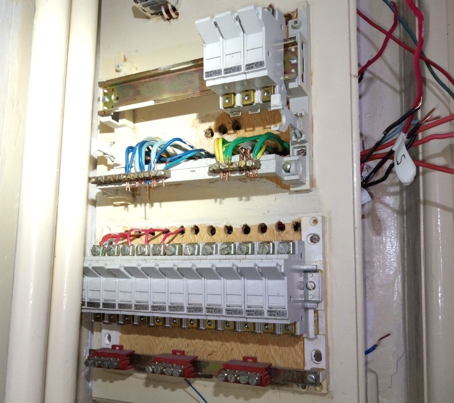 Installation et mise aux normes d’un tableau électrique à Rhuys Elec’ Tableau électrique en cours de rénovation sur la Presqu’île de Rhuys