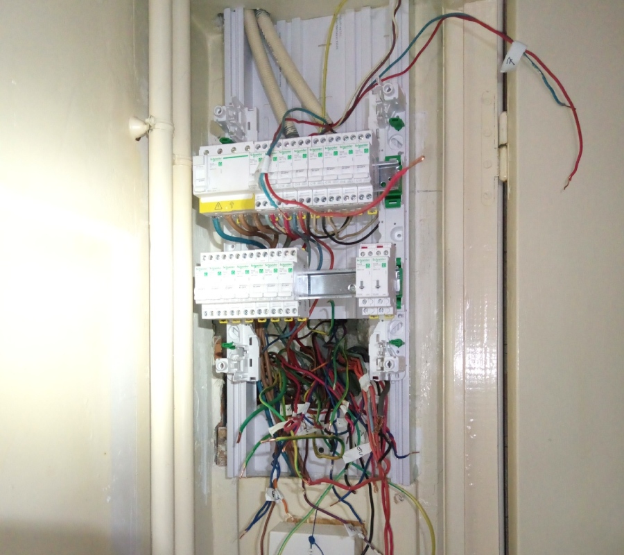 Rénovation et mise aux normes d’un tableau électrique par Rhuys Elec’ sur la Presqu’île de Rhuys Tableau électrique à rénover sur la Presqu’île de Rhuys