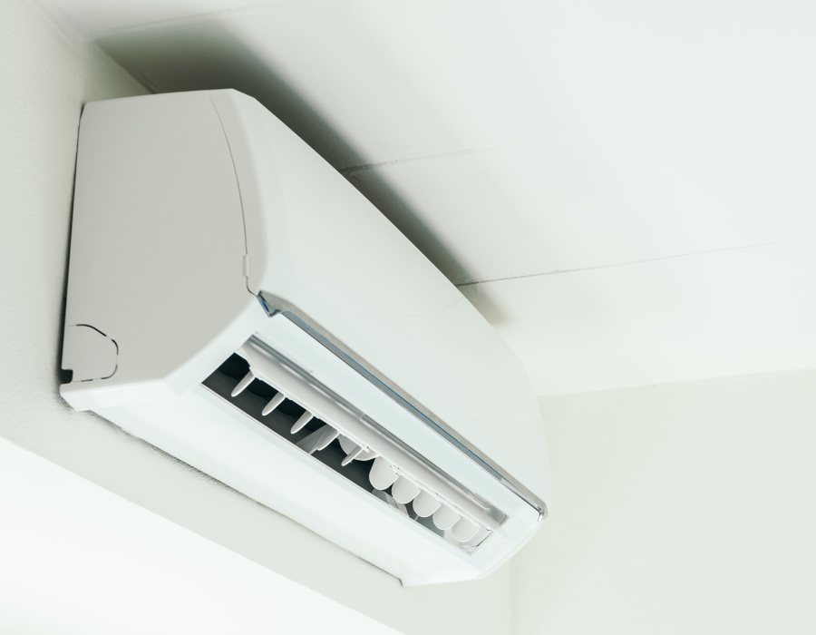 Unité intérieure de climatisation murale installée dans une pièce